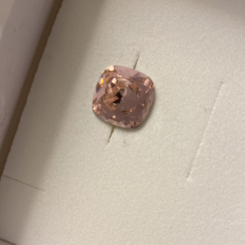 Pink stud earrings - Picture 3 of 3